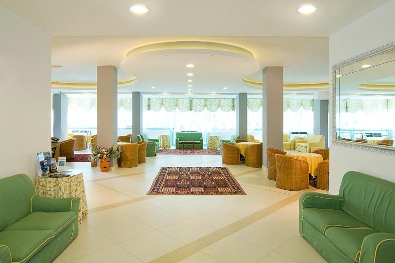 Hotel Bolivar ลิโดดิเยโซโล ภายนอก รูปภาพ