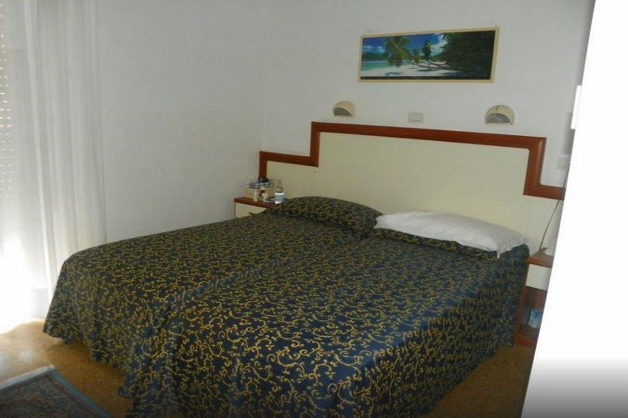Hotel Bolivar ลิโดดิเยโซโล ภายนอก รูปภาพ